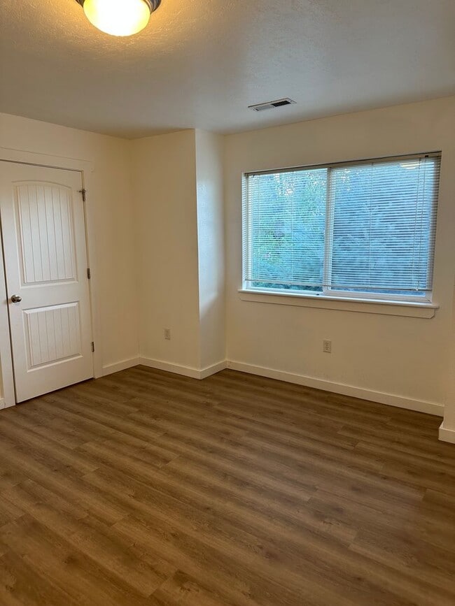 Building Photo - Cute 3 bedroom, 2 bath townhome with Community Pool in Boise
