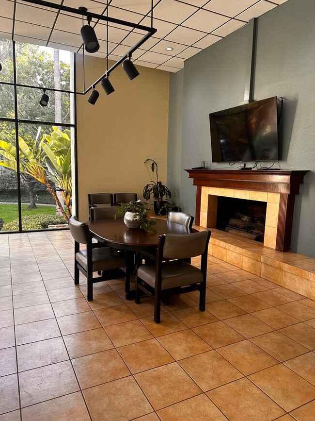 Building Photo - 1BD/ 1BA CONDO WITH 2 PARKING SPACES