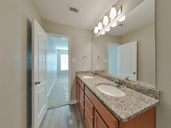 Building Photo - 20660 Dunrobin Dr