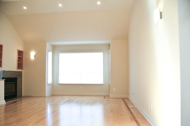 Building Photo - Remodeled 4BR/3BA Home Near Glen Park BART