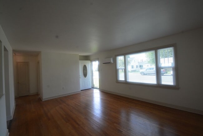 Building Photo - 116 E Cochran St