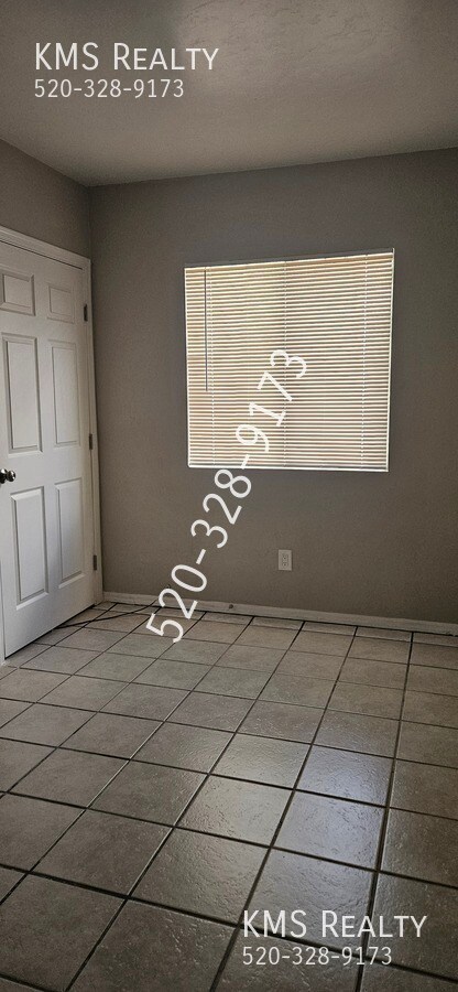 Building Photo - 1577 W Aztec Ct