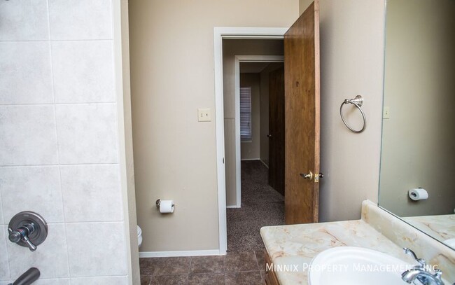 Building Photo - 4701 Country Club Dr