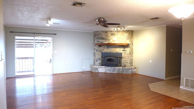Building Photo - 25 US-87