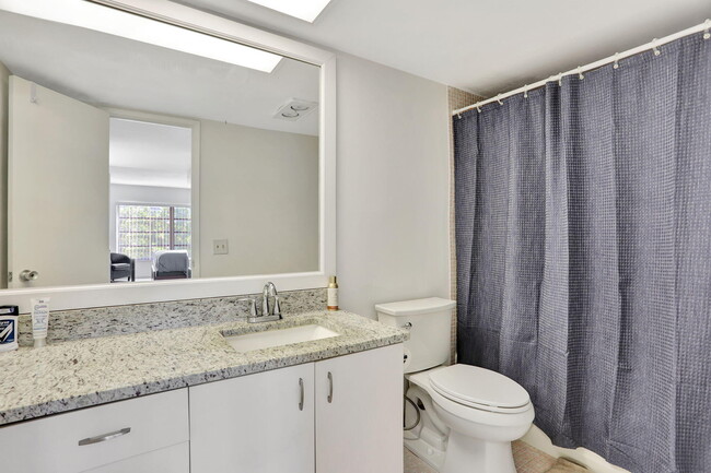Building Photo - 2751 N Palm Aire Dr
