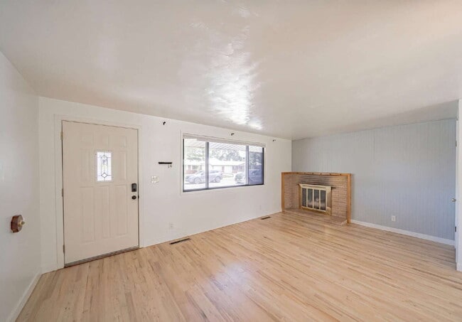Building Photo - Spacious