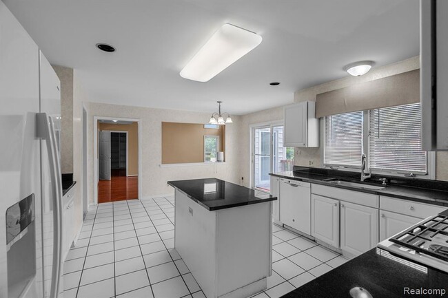 Building Photo - 45419 Glengarry Blvd