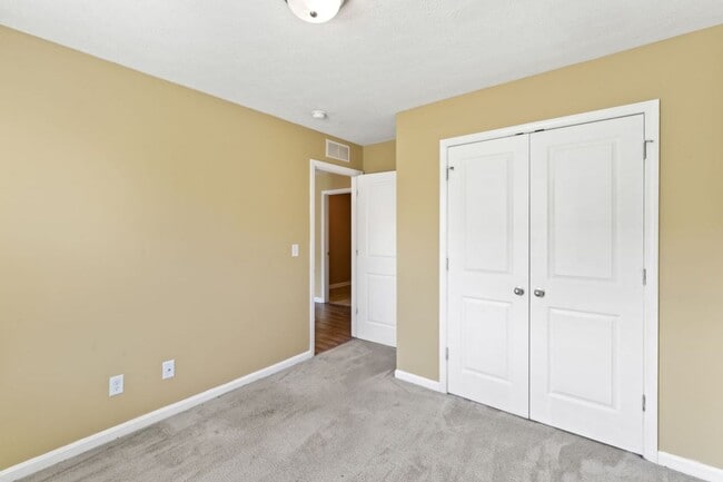 Building Photo - 3 bedroom 2 bath house for rent in abeautiful neighborhood.