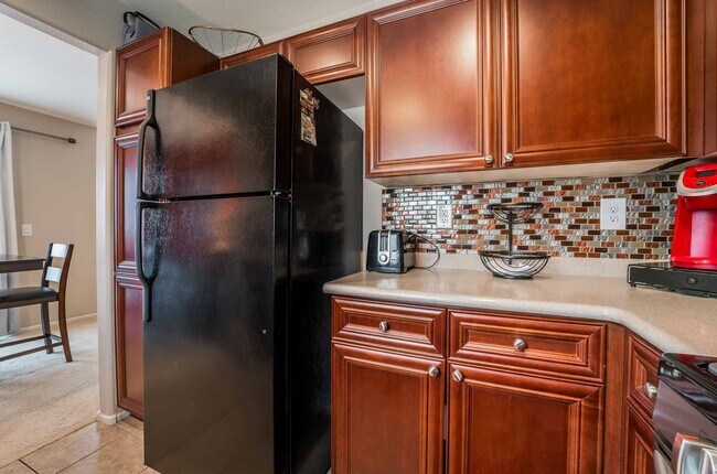 Building Photo - CHARMING FULLY FURNISHED 2 BEDROOM!