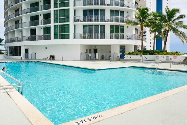 Building Photo - 1750 N Bayshore Dr