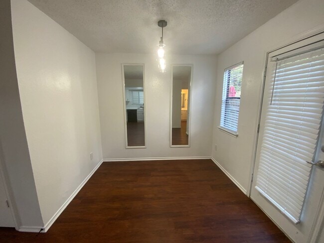 Building Photo - 9524 Woodvale-