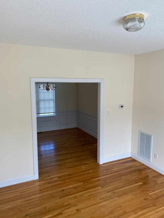 Building Photo - Stunning 4bdrm/2.5bth Home w/Loft Located ...