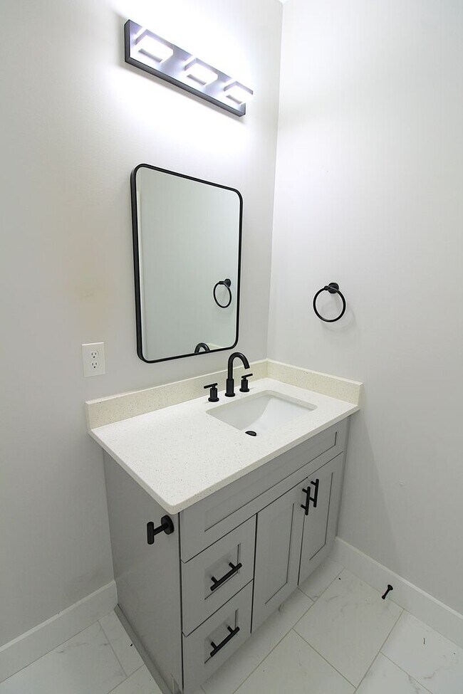 Building Photo - Modern 3-Bedroom Home with Fenced Yard & U...