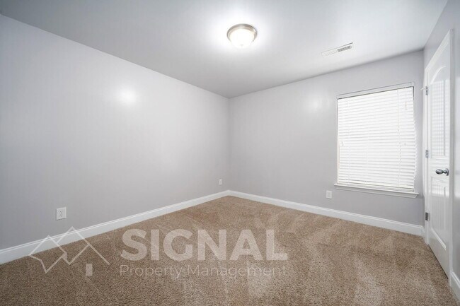 Building Photo - 473 River Crest Dr N