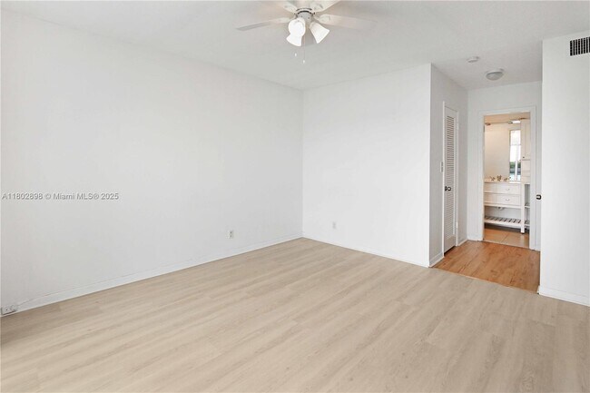 Building Photo - 2223 Park Ln