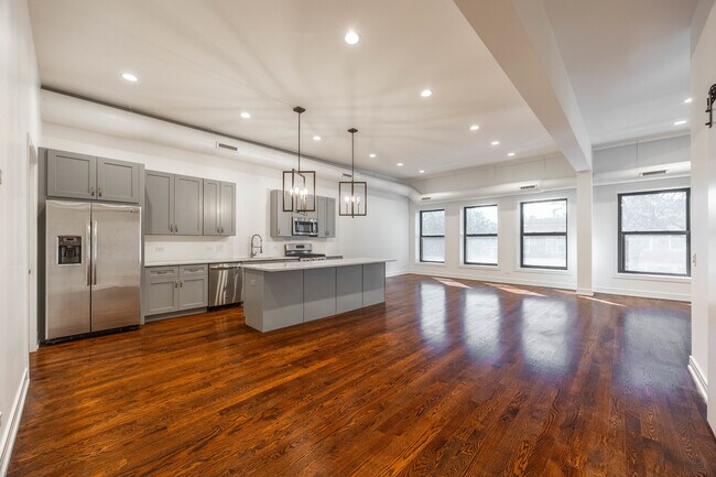 Building Photo - 2500 W Chicago Ave