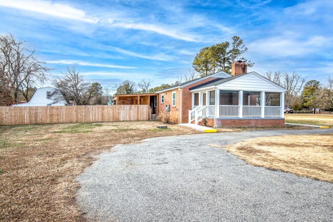 Building Photo - Remodeled 5 Bedrooms, 3 Full Baths