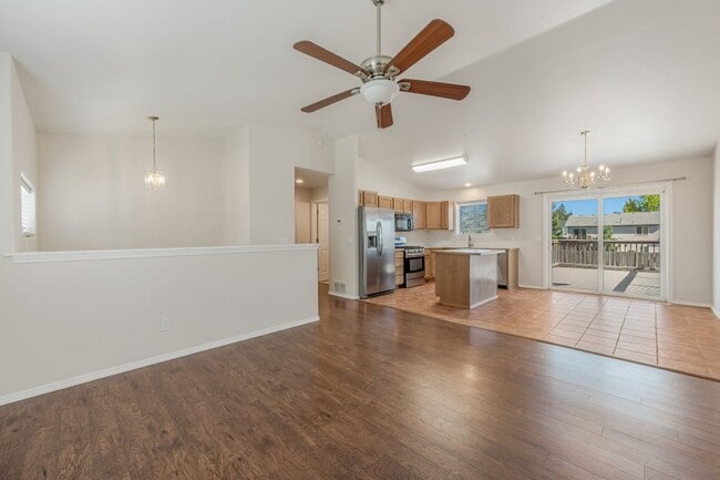 Building Photo - 4 bed 2 bath split level Hayden