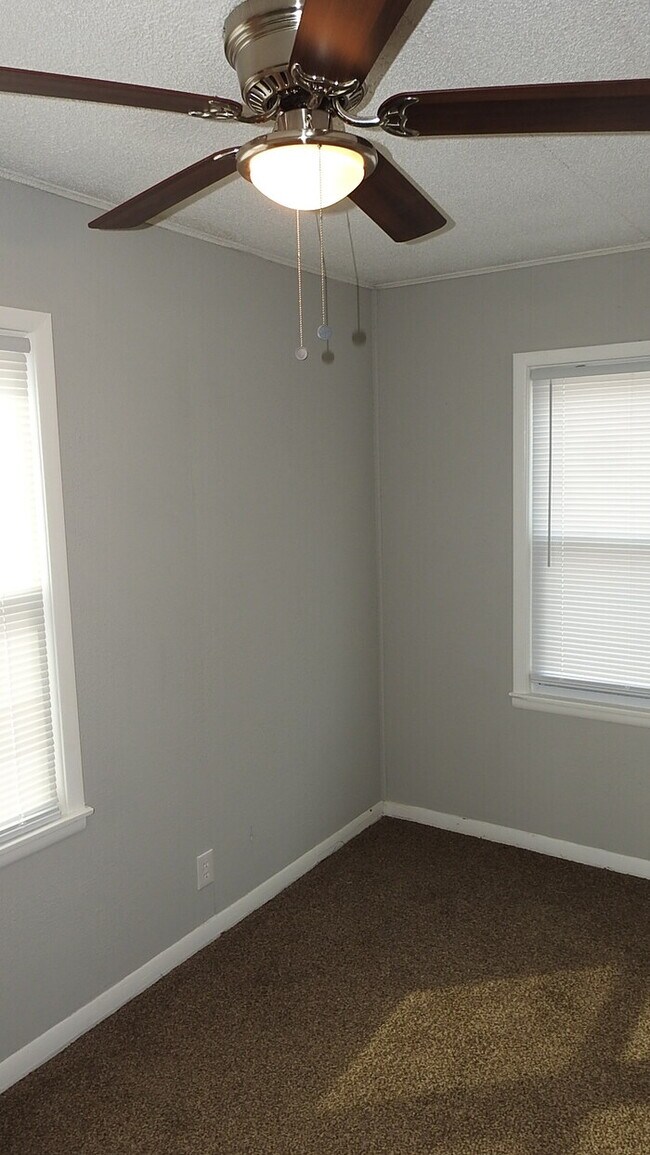 Building Photo - Adorable 2 bedrooms and 1 bath home located on N Main St in Independence