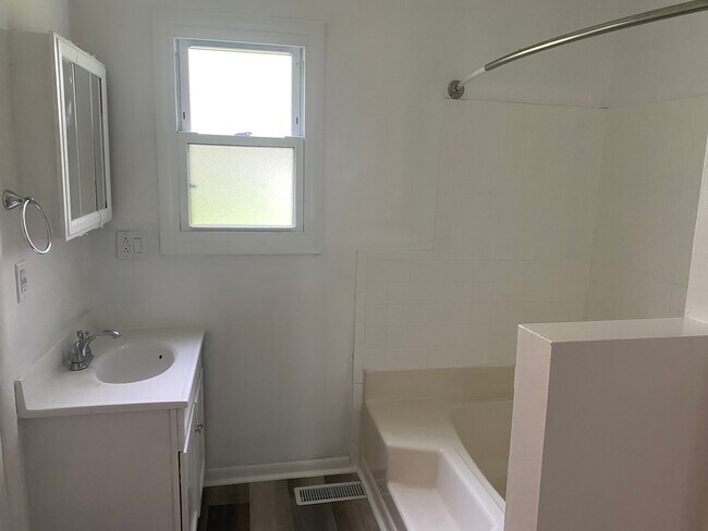 Building Photo - 919 W Auman Dr