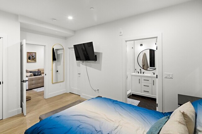 Building Photo - 68 Armandine St