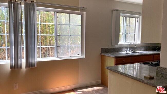 Building Photo - 443 S Wilton Pl