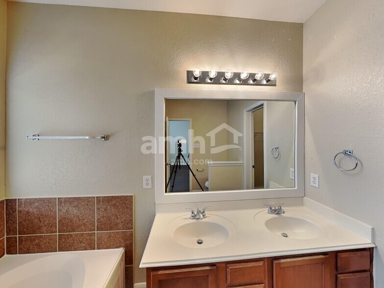 Building Photo - 13903 Bella Donna