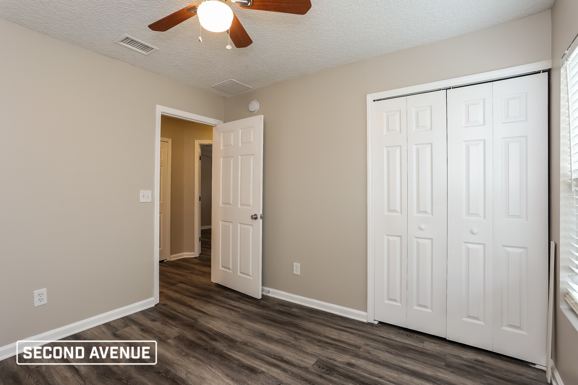 Building Photo - 10659 Sandy Oaks Dr