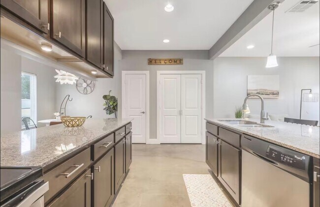 Building Photo - 113 Bayou St