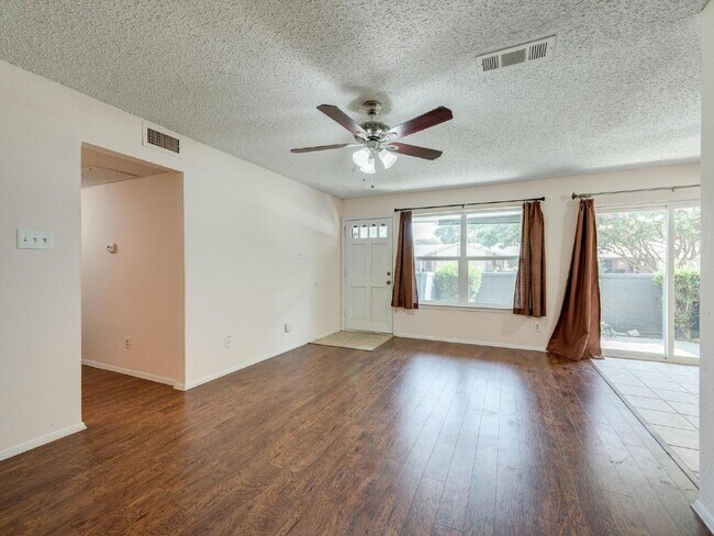 Building Photo - "Charming 3-2 Townhouse Near Shopping, Dining & Entertainment!"