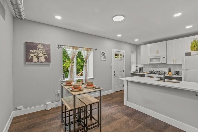 Building Photo - 4821 Walnut St