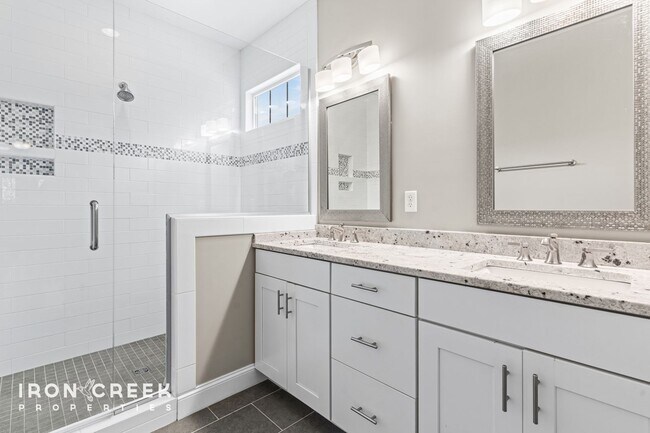 Building Photo - Elegant Contemporary Home in North Asheville
