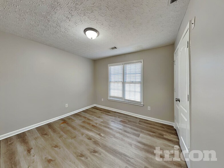 Building Photo - 160 Wisteria Way