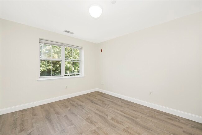 Building Photo - 120 Wyllis Ave