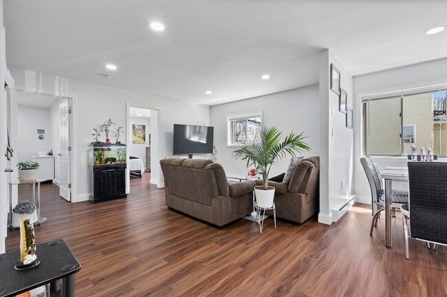 Building Photo - 165 Saratoga St