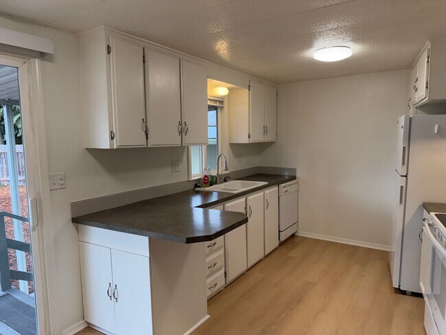 Building Photo - Updated 3 bedroom 2 bathroom house in Springfield!