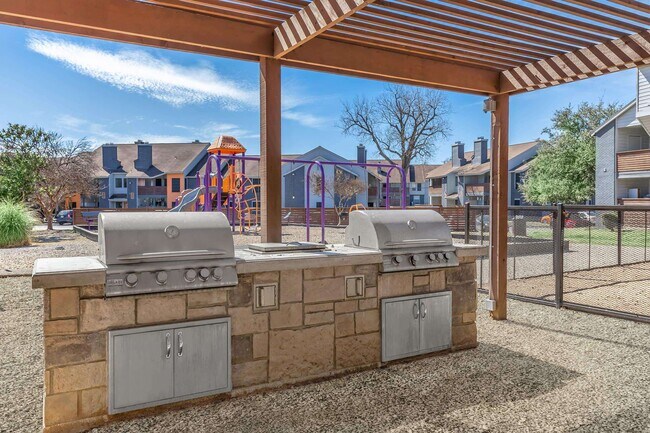 Building Photo - Valencia at Medical