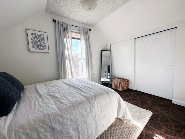 Building Photo - 13 Center St