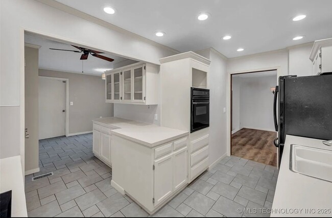 Building Photo - Gorgeous Condo in The Gated Community of The Timbers!