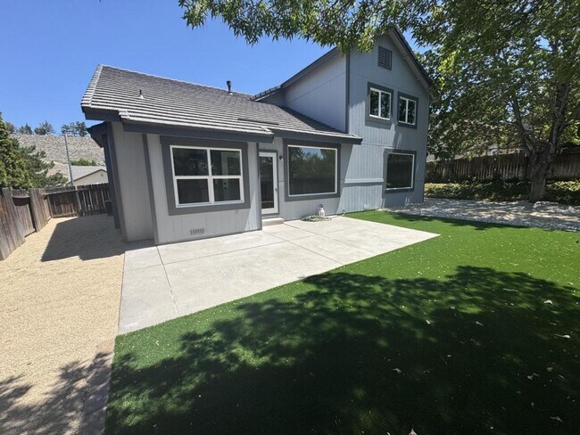 Building Photo - 1665 Southview Dr