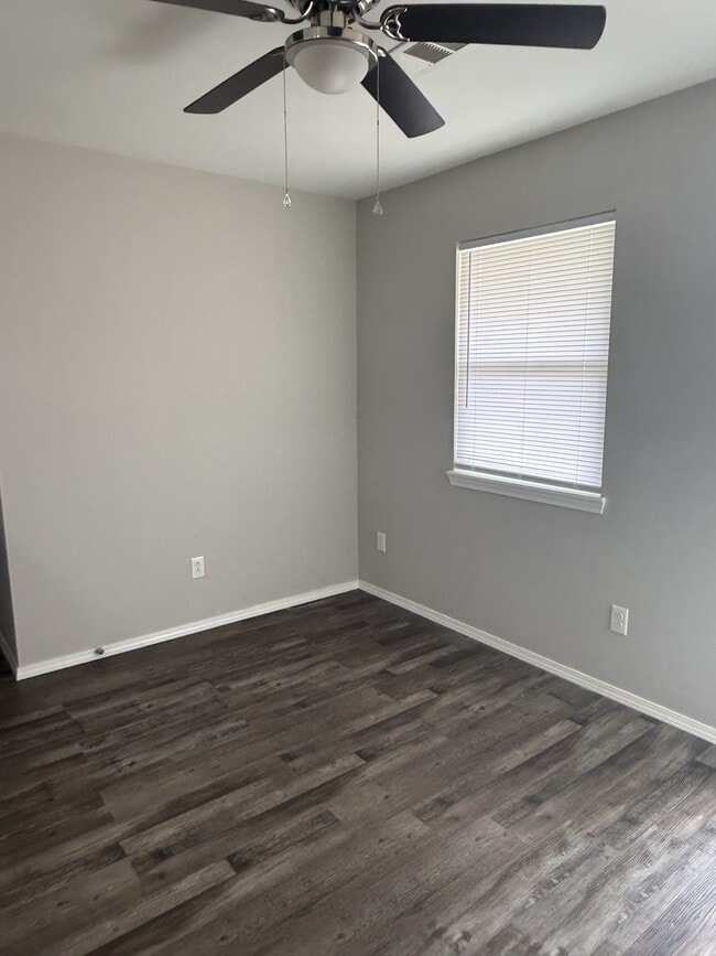 Building Photo - 406 S Ash