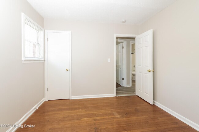 Building Photo - 1136 Lone Oak Ave