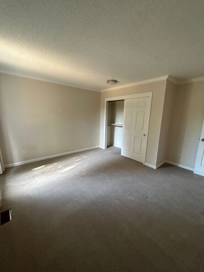 Building Photo - 8827 SW 90th Ave