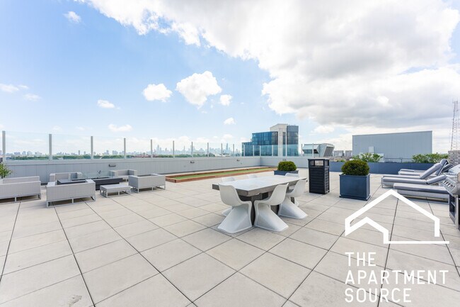 Building Photo - 2340 N California Ave