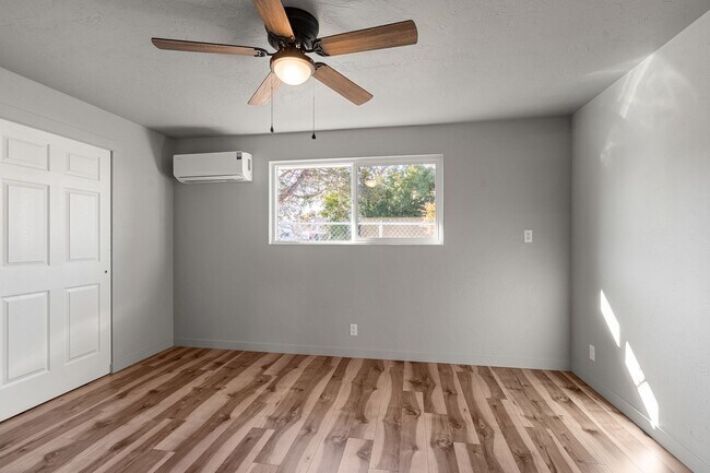 Building Photo - 1028 W 11th St