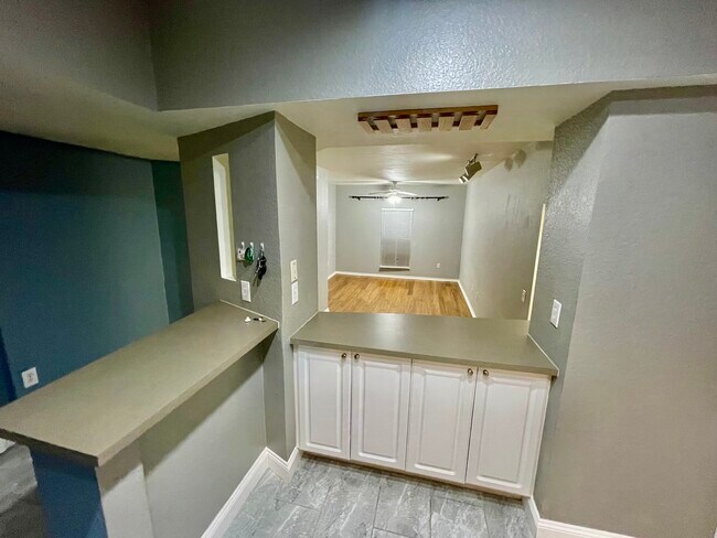 Building Photo - 402 S Armenia Ave