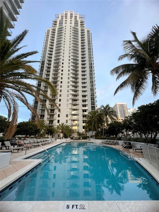 Building Photo - 1060 Brickell Ave