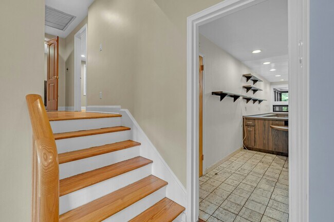 Building Photo - 370 Holland Ln