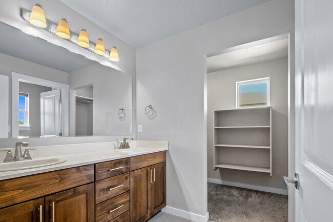 Building Photo - Discover this charming 4-bedroom, 2.5-bath...