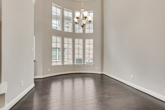 Building Photo - 4037 Hawthorne Dr